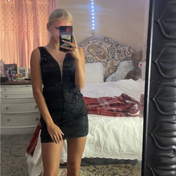 Black hoco dress! Absolutely stunning. - Picture 1 of 4